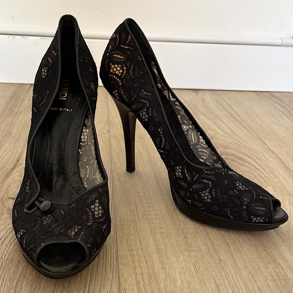 Fendi black laces pumps. Size 39
